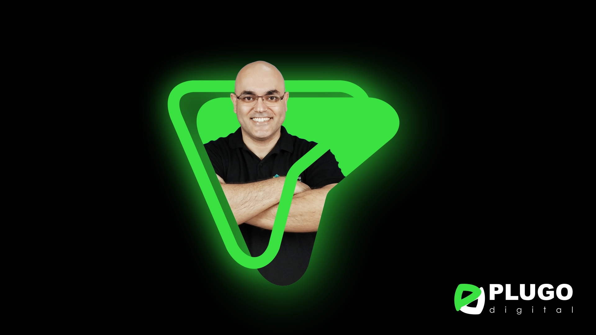 Pessoa calculando o investimento em um site profissional